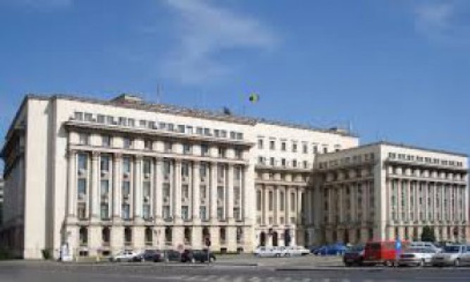 Marmura de pe treptele intrării în Senat, recondiţionată pentru peste 160.000 de lei